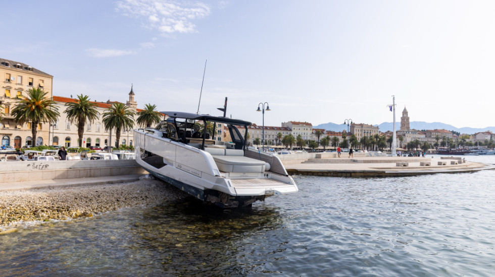 (FOTO) Incident u Splitu: Gliser velikom brzinom udario u obalu
