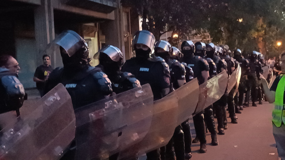 Studenti i građani ispred Filozofskog fakulteta u Novom Sadu, kordon policije na ulazu, protest i na Novom Beogradu