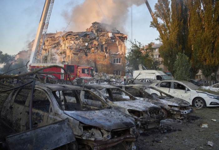 (FOTO) Kijev: Najmanje 19 poginulih u kombinovanom napadu ruskih trupa, desetoro zarobljeno pod ruševinama