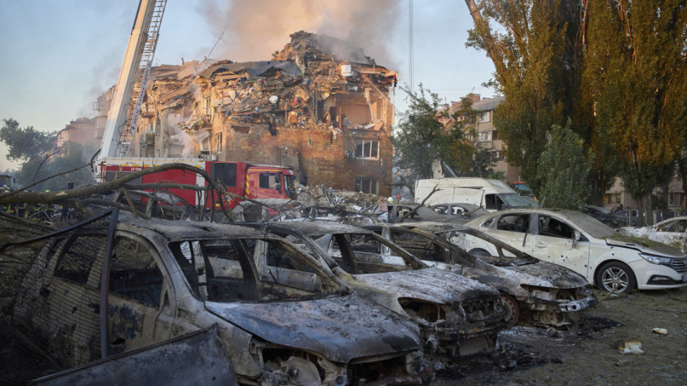 (FOTO) Kijev: Najmanje 19 poginulih u kombinovanom napadu ruskih trupa, desetoro zarobljeno pod ruševinama