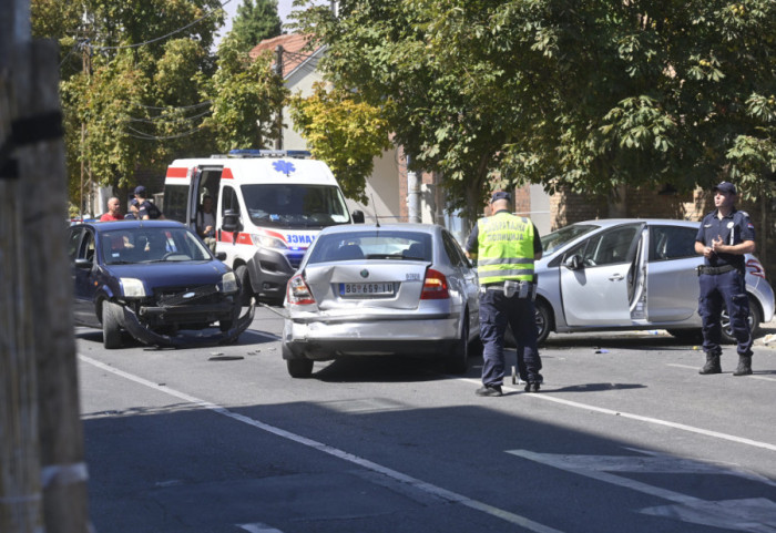(FOTO) Stradala devojčica (16) u Zemunu: Udario je autobus, pa tri automobila učestvovala u sudaru