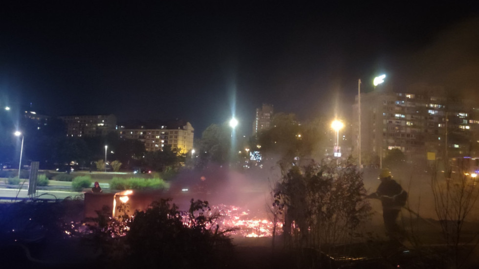 Požar kod Sava centra: Zapalio se kontejner, vatra se proširila na nisko rastinje, stihiju gasilo devet vatrogasaca