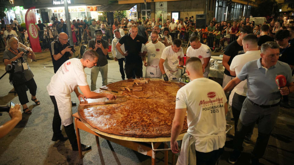 (FOTO) Roštiljdžije iz Leskovca napravile rekordnu pljeskavicu tešku 90 kilograma