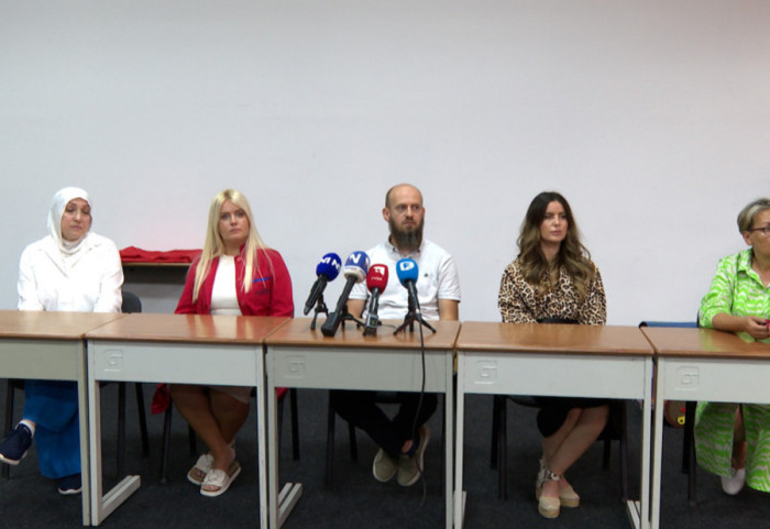 Gde je ministarka Hota-Muminović? Roditelji dece s poteškoćama u razvoju pred Centrom "Vladimir Nazor" traže odgovore
