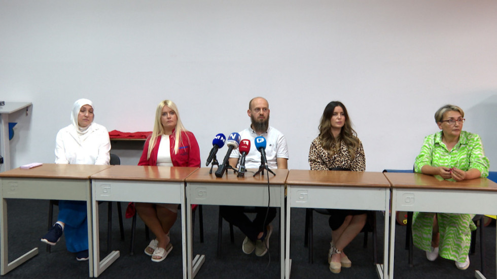 Gde je ministarka Hota-Muminović? Roditelji dece s poteškoćama u razvoju pred Centrom "Vladimir Nazor" traže odgovore