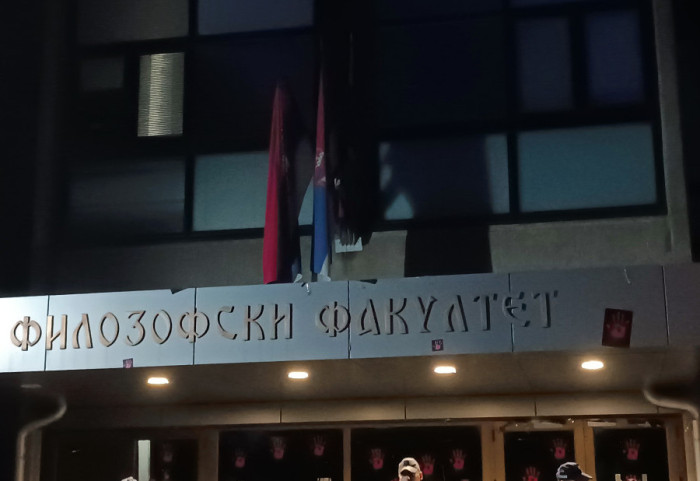 Studenti i građani nastavili protest ispred Filozofskog fakulteta u Novom Sadu, prisutna i policija