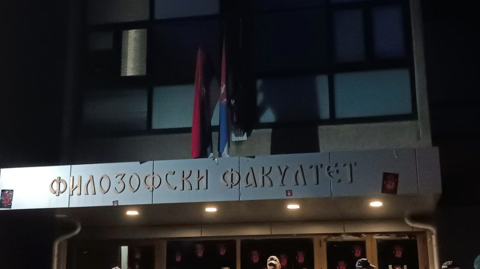 Studenti i građani nastavili protest ispred Filozofskog fakulteta u Novom Sadu, prisutna i policija
