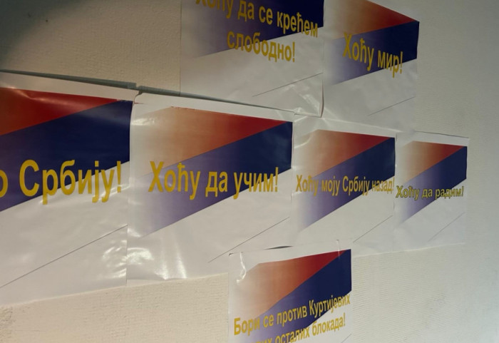 U srpskim sredinama na Kosovu zalepljeni plakati u bojama srpske zastave