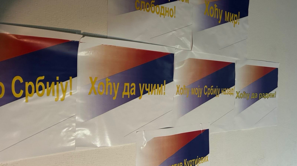 U srpskim sredinama na Kosovu zalepljeni plakati u bojama srpske zastave