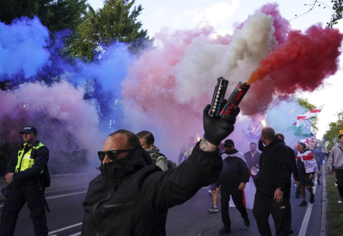 (FOTO) Uhapšeno četvoro, policajac udaren u glavu na antiimigracionom skupu u Londonu