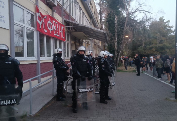 (FOTO) Dekan Drid ušao na DIF u Novom Sadu, policija ispred svih ulaza u zgradu fakulteta