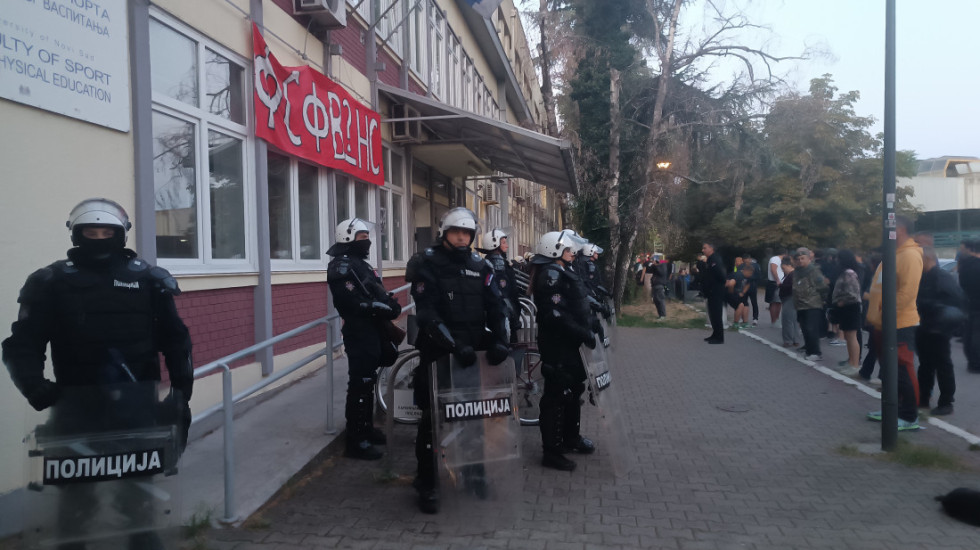 (FOTO) Okupljeni ispred DIF u Novom Sadu pokušali da uđu u zgradu, policija ih potisnula