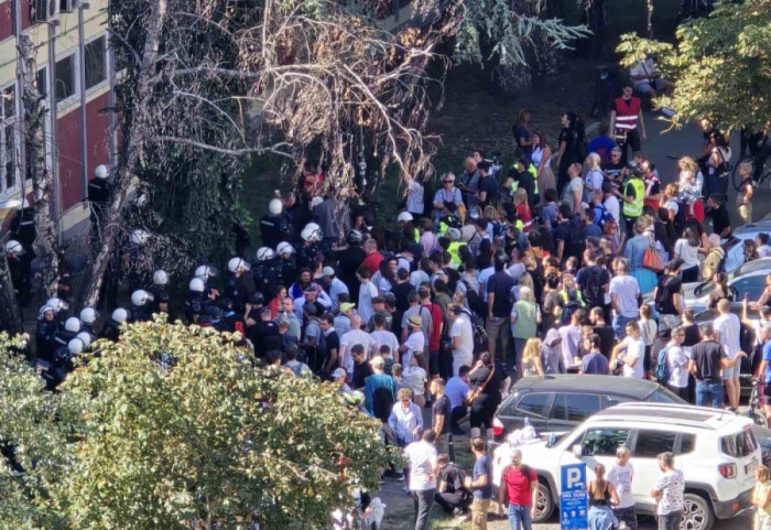 (FOTO) Protest ispred DIF u Novom Sadu: Studenti u blokadi i uprava fakulteta postigli dogovor