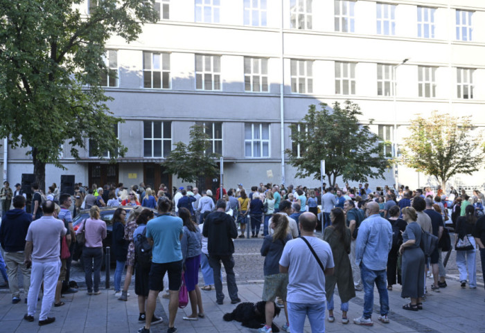 Roditelji đaka Pete beogradske gimnazije prijavili niz nepravilnosti, direktorka tvrdi da se nastava odvija normalno
