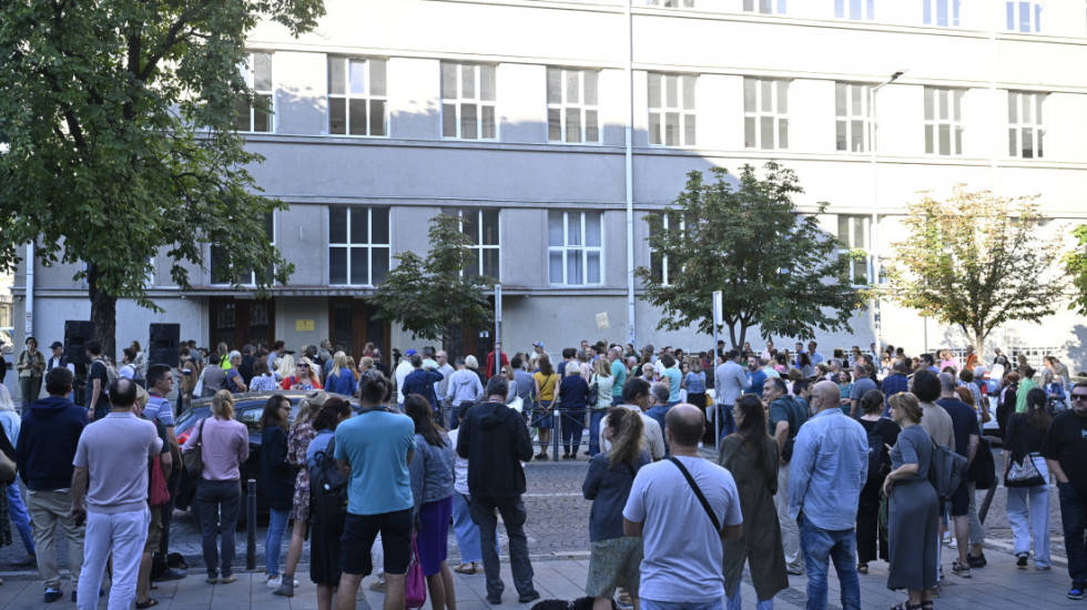 Roditelji đaka Pete beogradske gimnazije prijavili niz nepravilnosti, direktorka tvrdi da se nastava odvija normalno