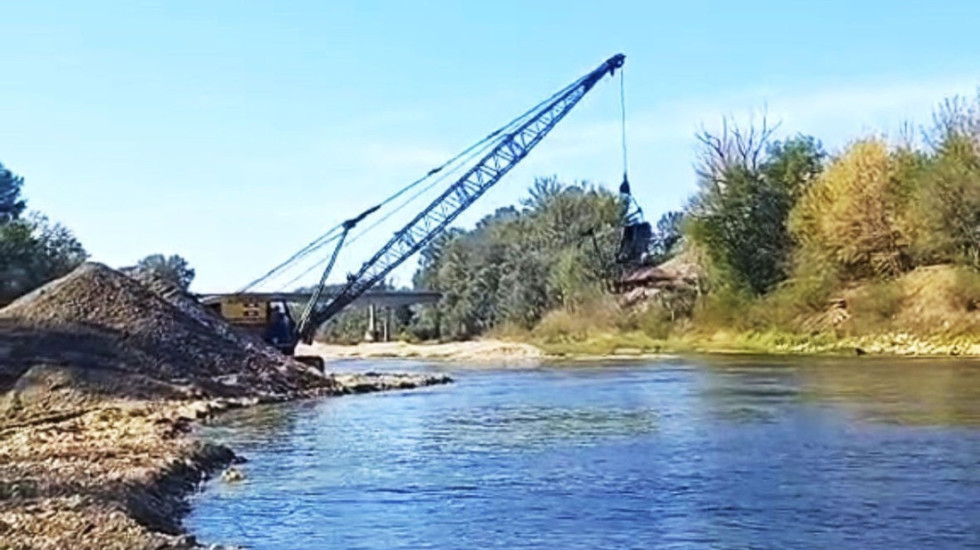 (FOTO) Uhapšen muškarac u Smederevu: Iskopavao mineralne sirovine, narušio prirodni vodoskok i proširio rečno korito