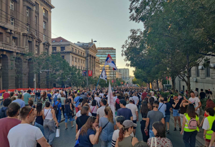 (FOTO) Deset meseci od pada nadstrešnice u Novom Sadu: Građani se okupljaju kod Stare železničke stanice u Beogradu
