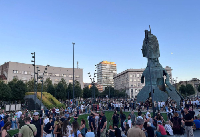 (FOTO) Deset meseci od pada nadstrešnice u Novom Sadu: Građani se okupljaju kod Stare železničke stanice u Beogradu