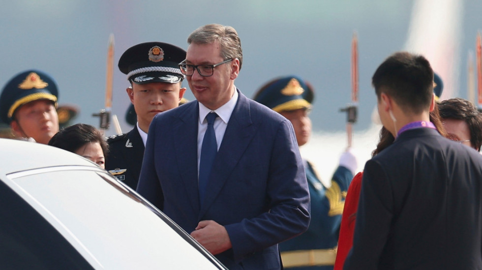 (FOTO) Predsednik Vučić stigao u Peking, počela zvanična poseta Kini; U agendi sastanak sa Putinom