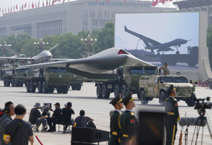 (FOTO) Kina na vojnoj paradi predstavila nuklearnu raketu novog tipa DF-5C i "robote vukove"