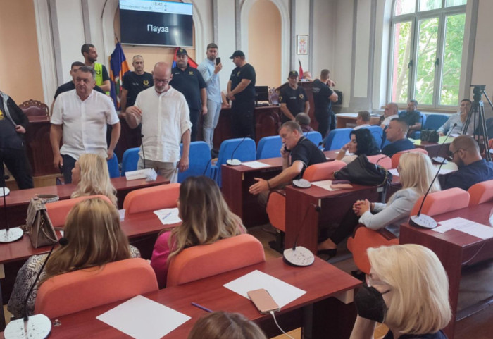 (VIDEO) Burno u Zaječaru: Predsednik Skupštine poliven vodom, privatno obezbeđenje guralo odbornike opozicije
