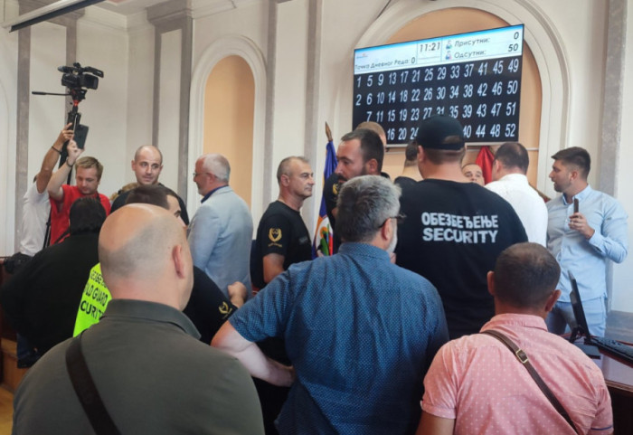(FOTO/VIDEO) Burno u Zaječaru: Predsednik Skupštine poliven vodom, okršaj obezbeđenja i odbornika opozicije