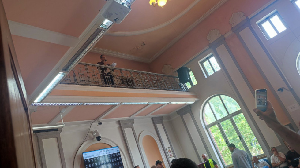 (FOTO/VIDEO) Burno u Zaječaru: Predsednik Skupštine pokušao da vodi sednicu sa balkona, okršaj obezbeđenja i opozicije