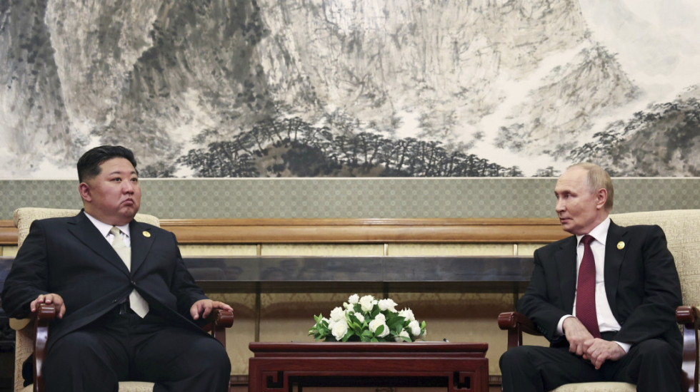 (VIDEO) Članovi pratnje Kim Džong Una obrisali sve njegove tragove posle sastanka s Putinom