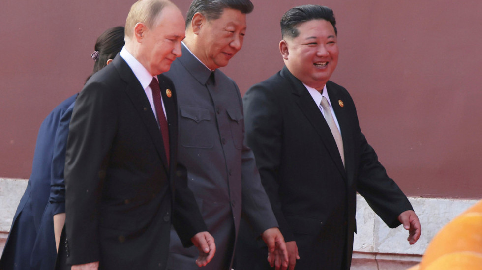 Si, Putin i Kim uhvaćeni kako pričaju o besmrtnosti: "Predviđanja su da bi u ovom veku ljudi mogli da dožive 150 godina"