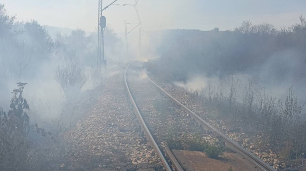 (FOTO) Požar kraj pruge u Brusniku zaustavio vozove između Zaječara i Negotina, izgorelo oko 400 pragova