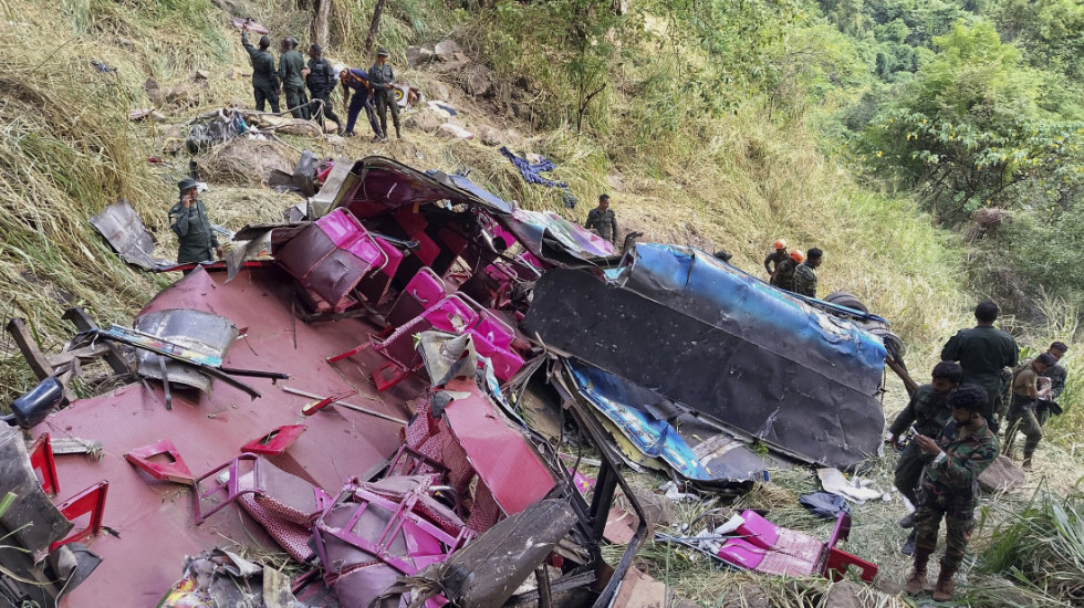 Autobus sleteo sa litice u Šri Lanki: Poginulo 15 ljudi, povređeno 16