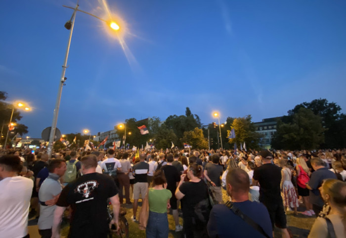 (FOTO/VIDEO) "Srbijo, da li se čujemo?": Protest studenata i građana u Novom Sadu, u toku 16 minuta tišine