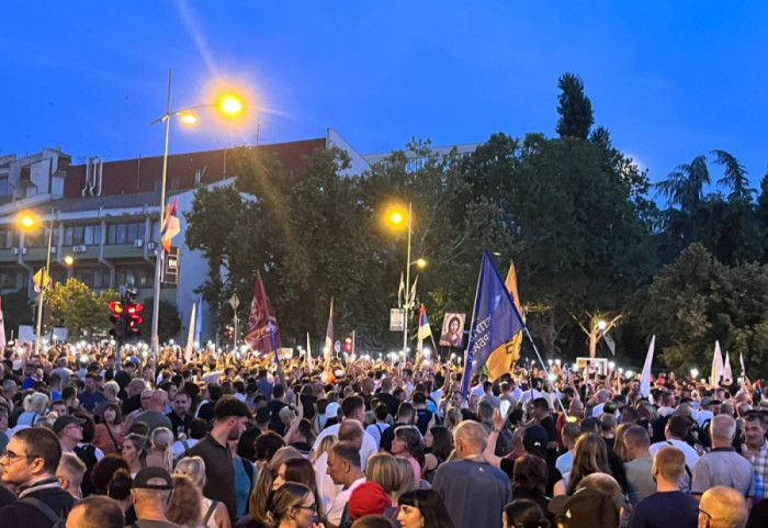 (FOTO/VIDEO) "Srbijo, da li se čujemo?": Protest studenata i građana u Novom Sadu, u toku 16 minuta tišine