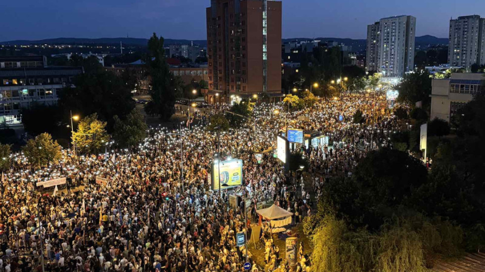 (FOTO/VIDEO) Protest "Srbijo, da li se čujemo?" u Novom Sadu: Studenti izneli zahteve, oglasio se MUP