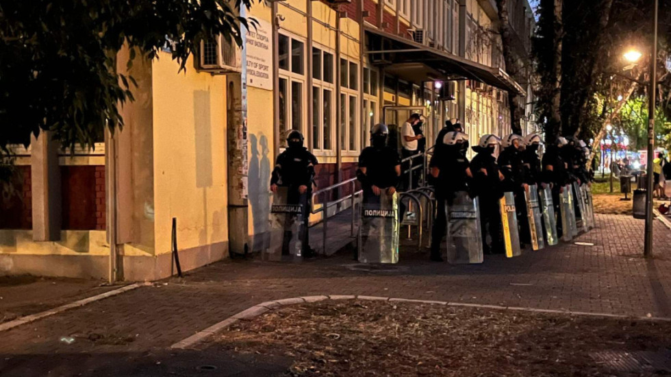 Policija krenula ka ulazu na PMF u Novom Sadu, dekan ih obavestio da nisu pozvani i zaustavio