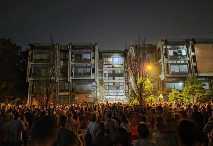 (FOTO/VIDEO) Protest "Srbijo, da li se čujemo?" u Novom Sadu: Skup premešten ispred Filozofskog, prisutna policija