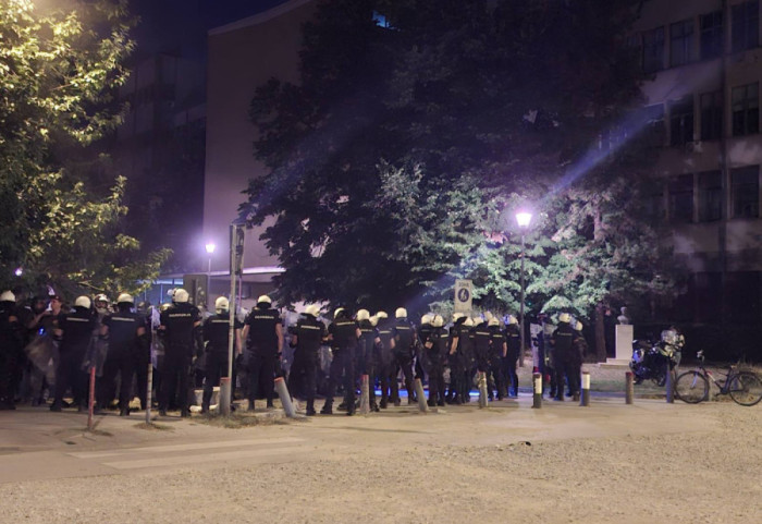 MUP: U Kosjeriću povređena tri policajca, jedan zadržan u bolnici zbog potresa mozga