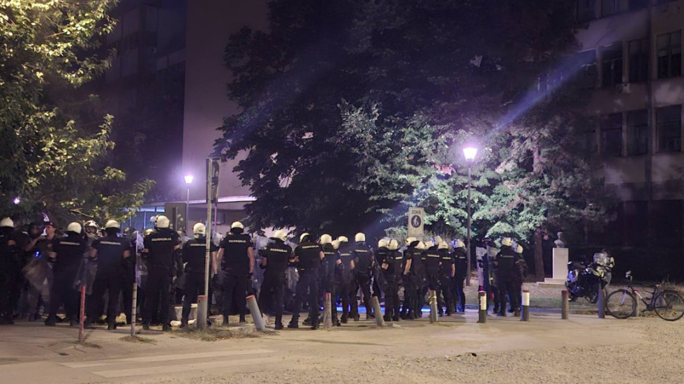 MUP: U Kosjeriću povređena tri policajca, jedan zadržan u bolnici zbog potresa mozga