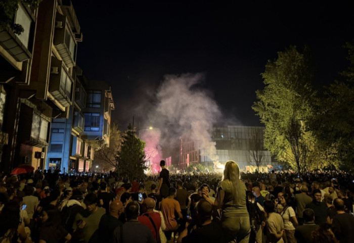 (FOTO/VIDEO) Neredi na protestu "Srbijo, da li se čujemo?" u Novom Sadu: Policija suzavcem potiskuje građane