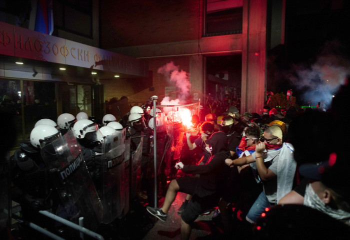 (FOTO/VIDEO) Neredi na protestu "Srbijo, da li se čujemo?" u Novom Sadu: Policija suzavcem potiskuje građane