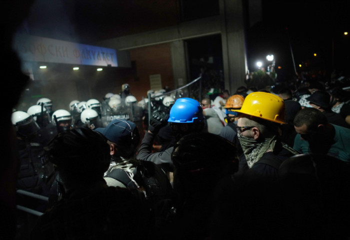 Dačić: Masovan napad na policiju u Novom Sadu, povređeno 13 službenika