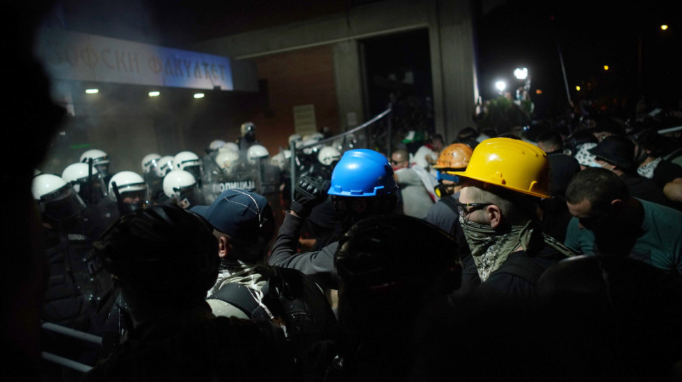 Dačić o neredima u Novom Sadu: Masovan napad na policiju, povređeno 13 službenika, privedene 42 osobe