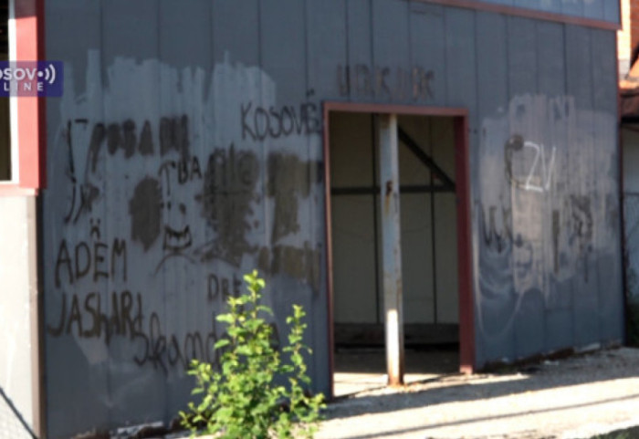 Ispisani grafiti UČK u selu Batuse u neposrednoj blizini crkve