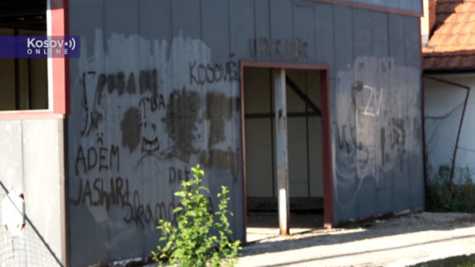 Ispisani grafiti UČK u selu Batuse u neposrednoj blizini crkve