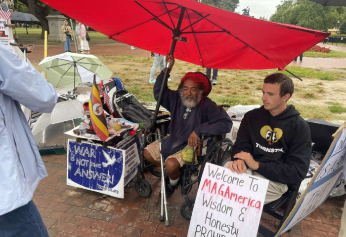 (FOTO) Završen najduži protest u istoriji Amerike: Uklonjen šator beskućnika, stajao 44 godine prekoputa Bele kuće
