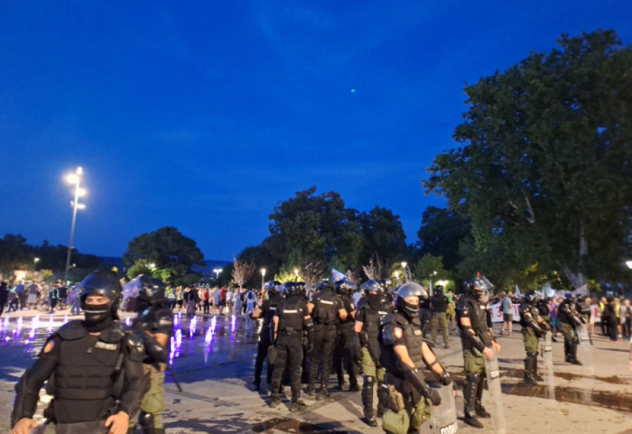 (FOTO/VIDEO) Okupljanja za i protiv blokada: Napeto u Čačku i Šapcu, policija razdvajala građane, dva skupa i u Nišu