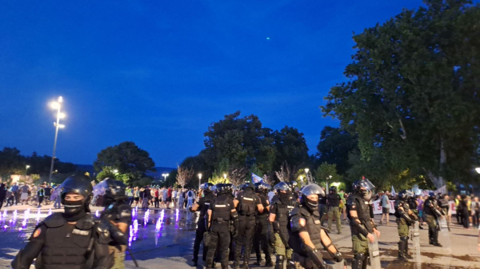 (FOTO/VIDEO) Okupljanja za i protiv blokada: Napeto u Čačku i Šapcu, policija razdvajala građane, dva skupa i u Nišu