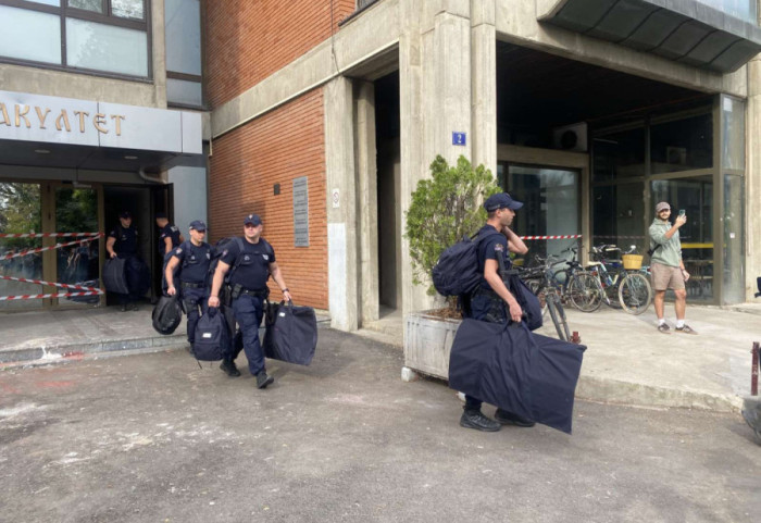 (VIDEO) Policija napustila zgradu Filozofskog fakulteta u Novom Sadu, počinje ispitni rok "Septembar 2"