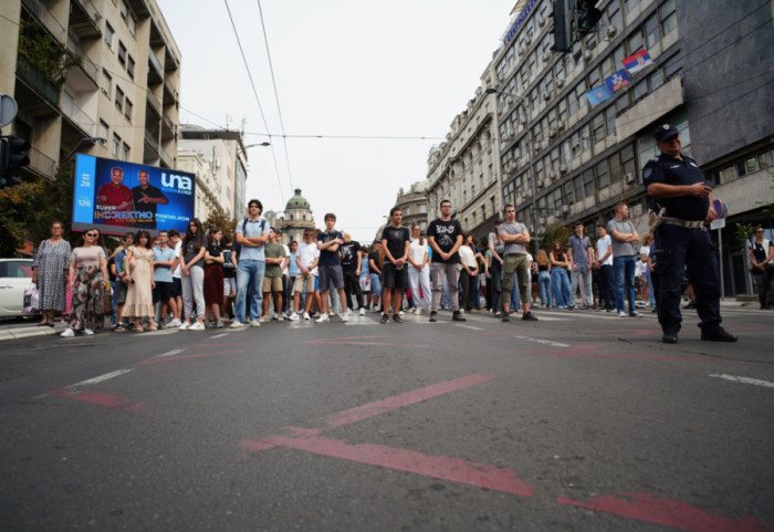 (FOTO) Protest u Beogradu: Blokirana raskrsnica ispred Vlade Srbije