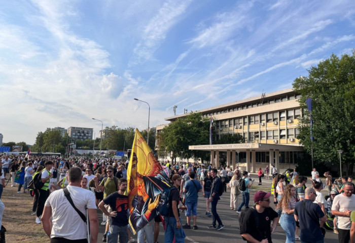 (FOTO/VIDEO) Protest u Beogradu: Studenti i građani stigli do Sektora unutrašnje kontrole MUP, počelo finalno obraćanje